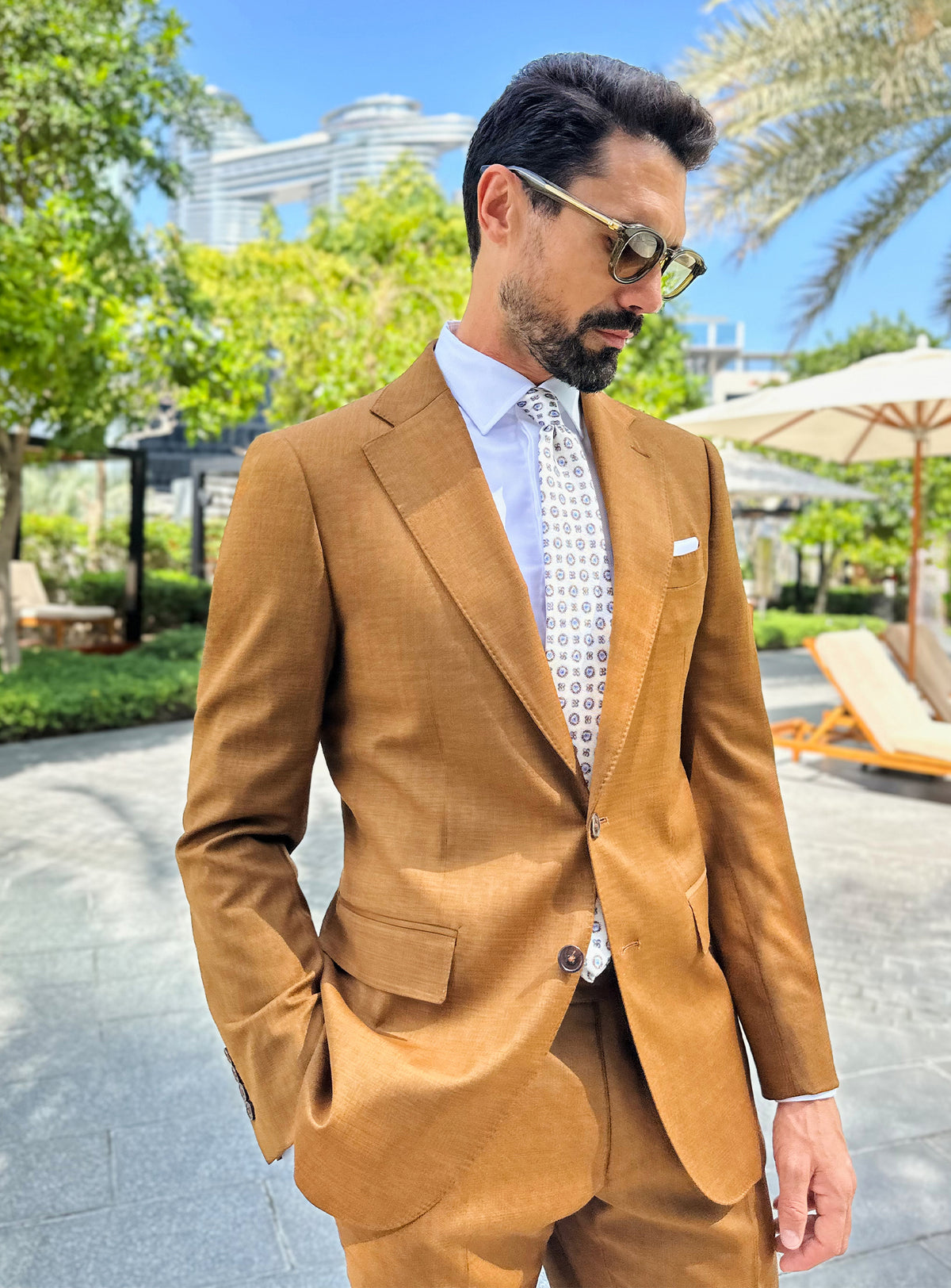 Consiglieri Sovereign Allure: ochre suit with a white shirt, patterned tie and white pocket square