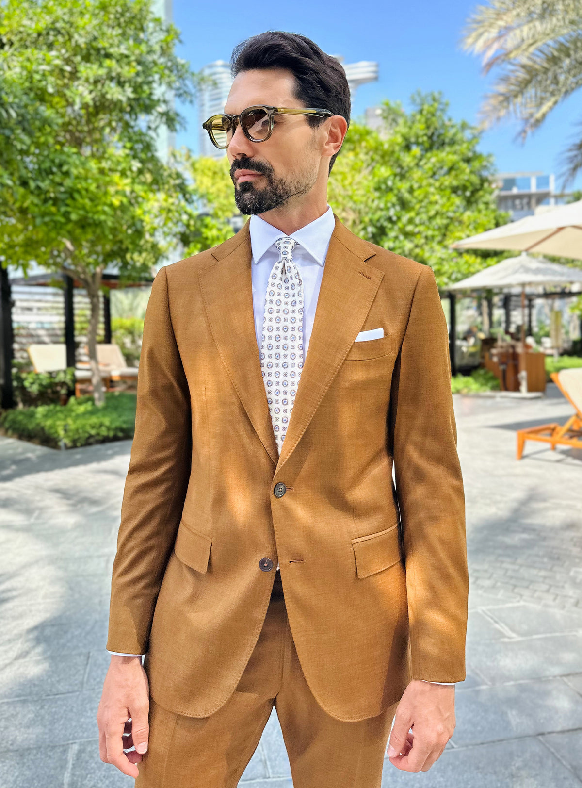 Consiglieri Sovereign Allure: ochre suit with a white shirt, patterned tie and white pocket square