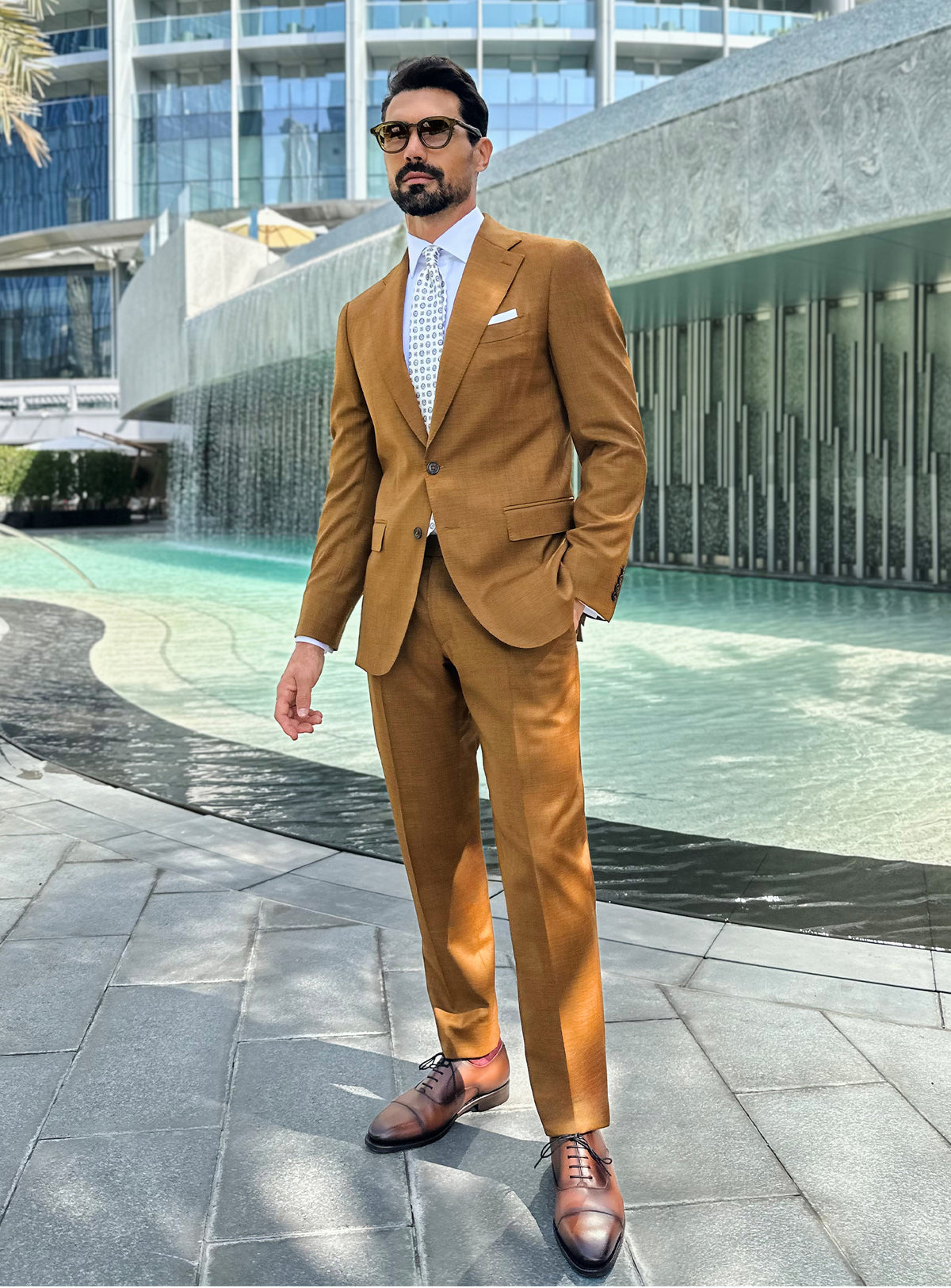Consiglieri Sovereign Allure: ochre suit with a white shirt, patterned tie and white pocket square