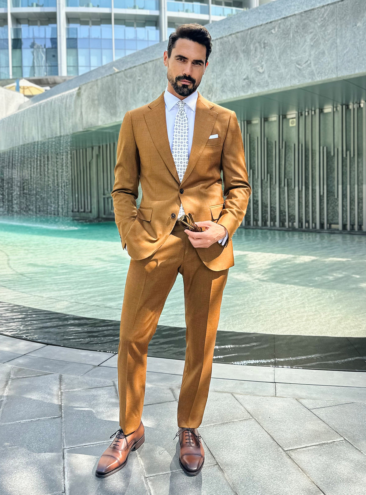 Consiglieri Sovereign Allure: ochre suit with a white shirt, patterned tie and white pocket square