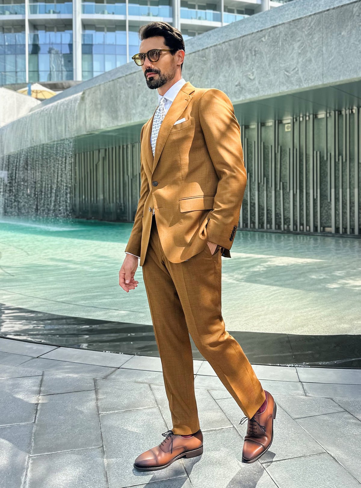 Consiglieri Sovereign Allure: ochre suit with a white shirt, patterned tie and white pocket square