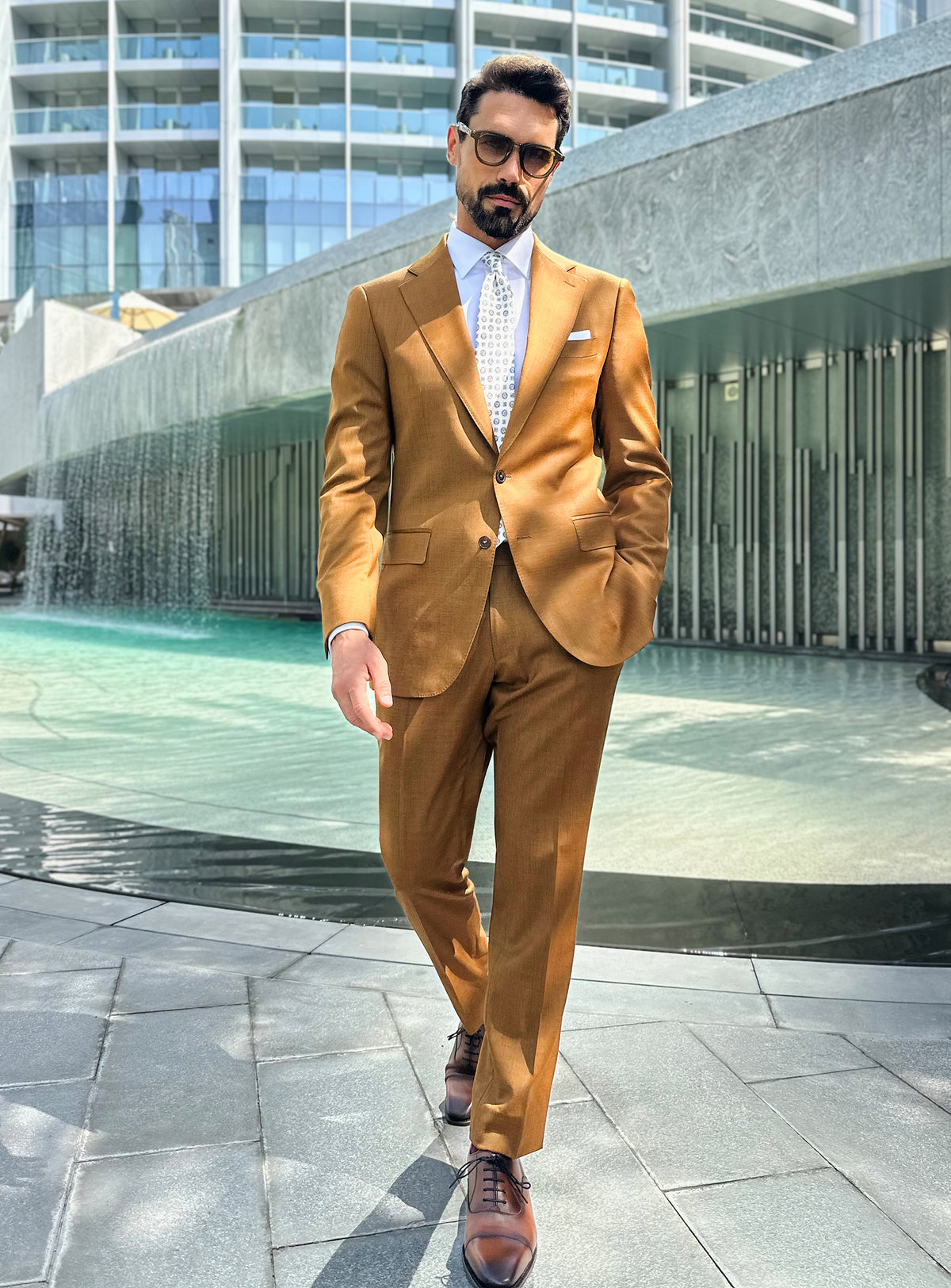 Consiglieri Sovereign Allure: ochre suit with a white shirt, patterned tie and white pocket square