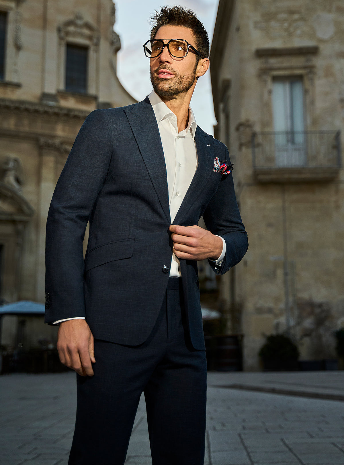 Consiglieri Genoa Prestige: navy suit with peak lapels and a white shirt