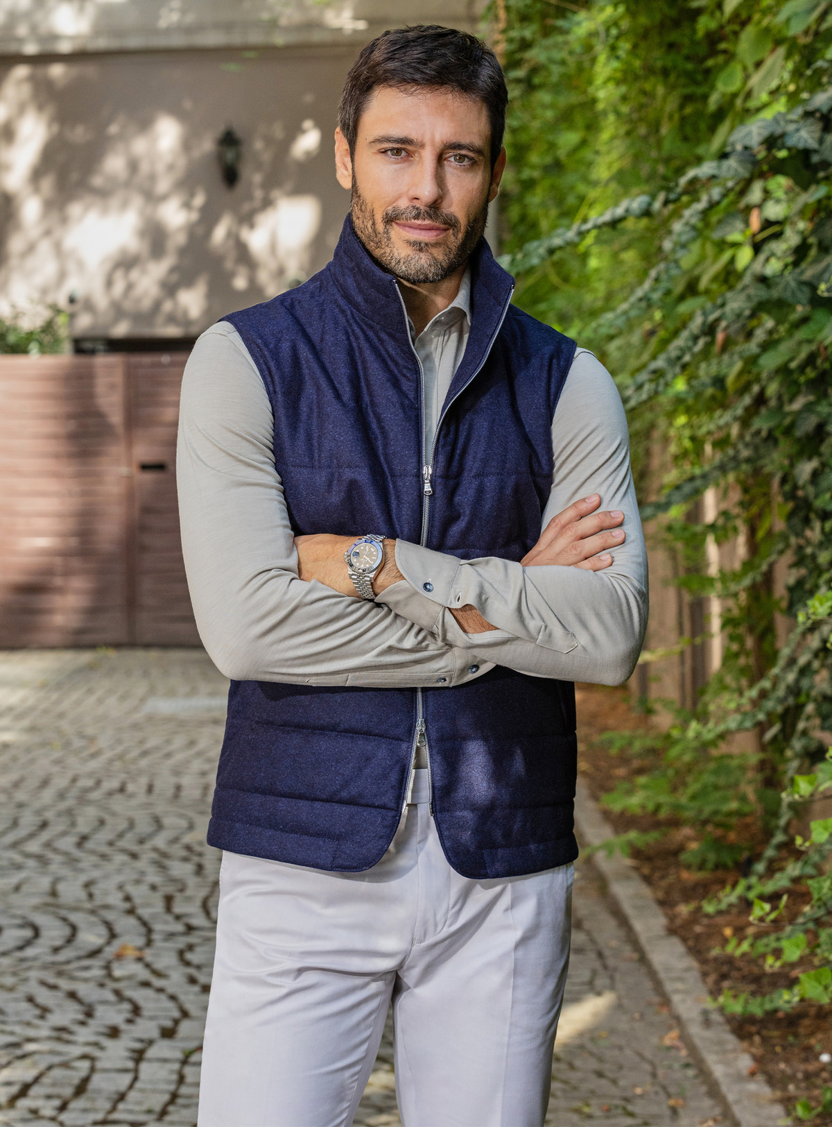 Consiglieri: navy quilted gilet over a grey shirt, with light trousers