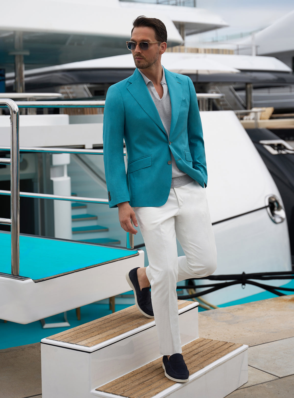 Consiglieri yacht look with a turquoise jacket, ivory trousers and dark loafers