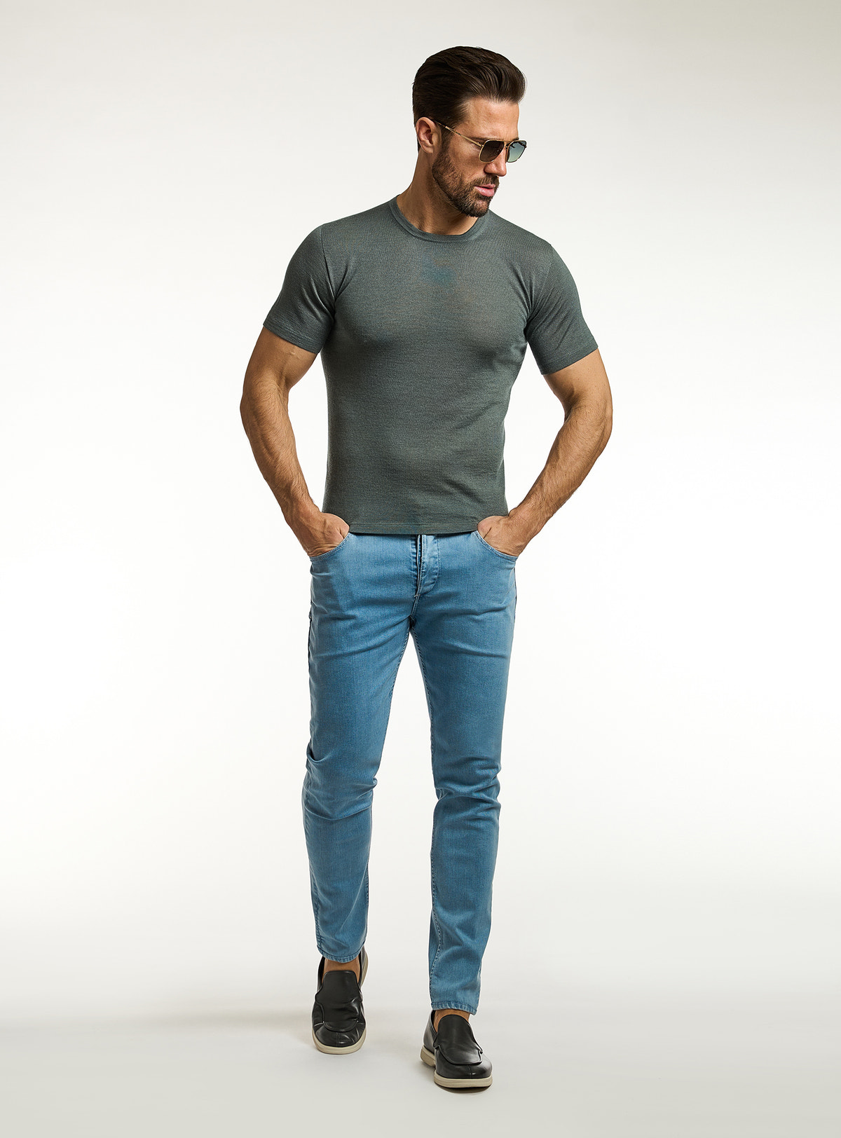 Consiglieri: dark green crew-neck T-shirt with blue jeans