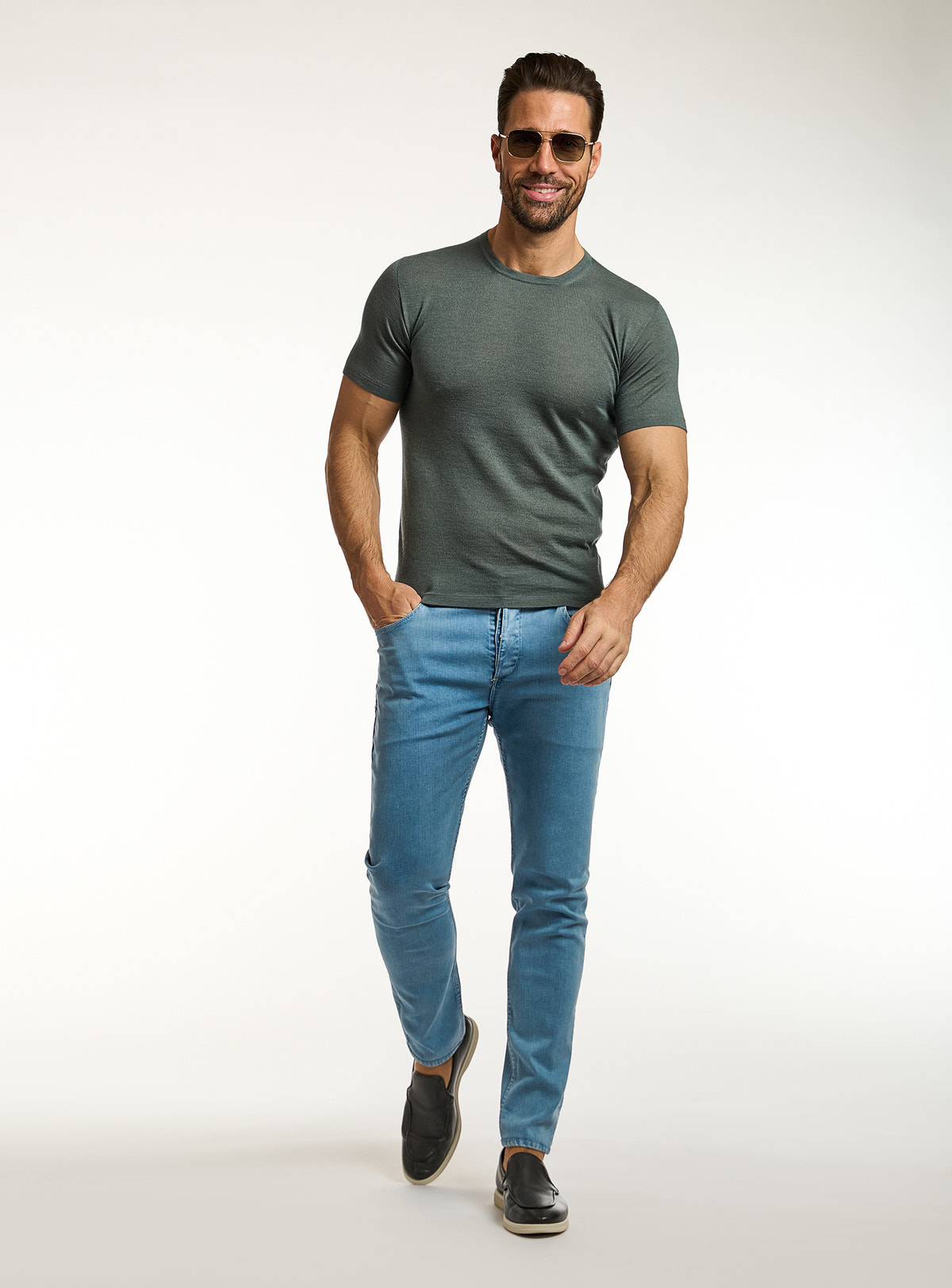 Consiglieri: dark green crew-neck T-shirt with blue jeans