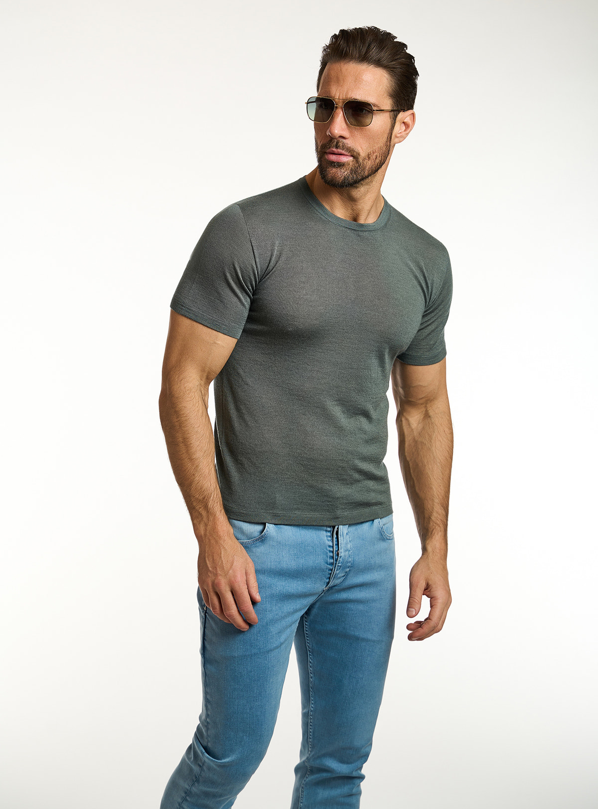 Consiglieri: dark green crew-neck T-shirt with blue jeans