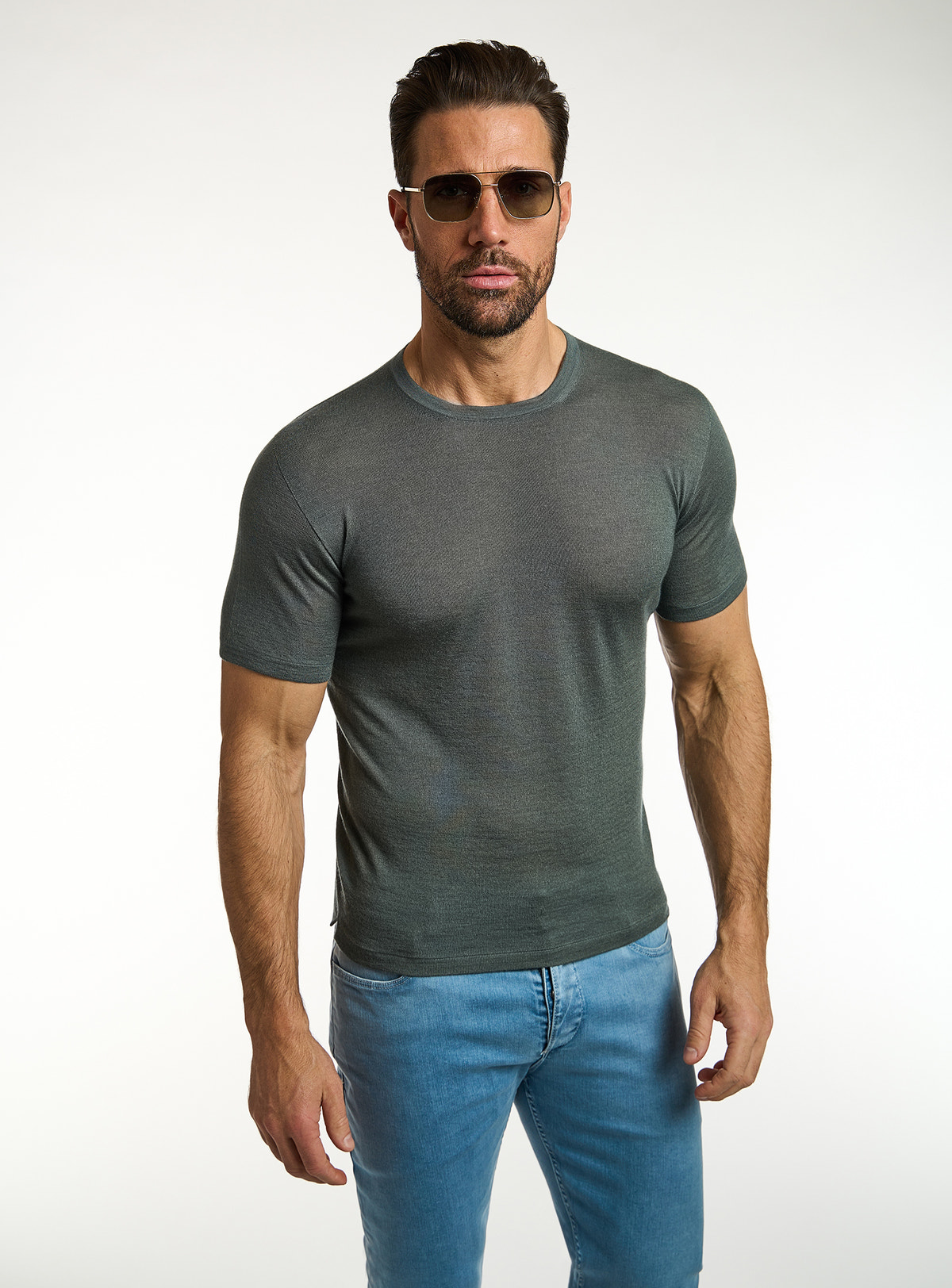 Consiglieri: dark green crew-neck T-shirt with blue jeans