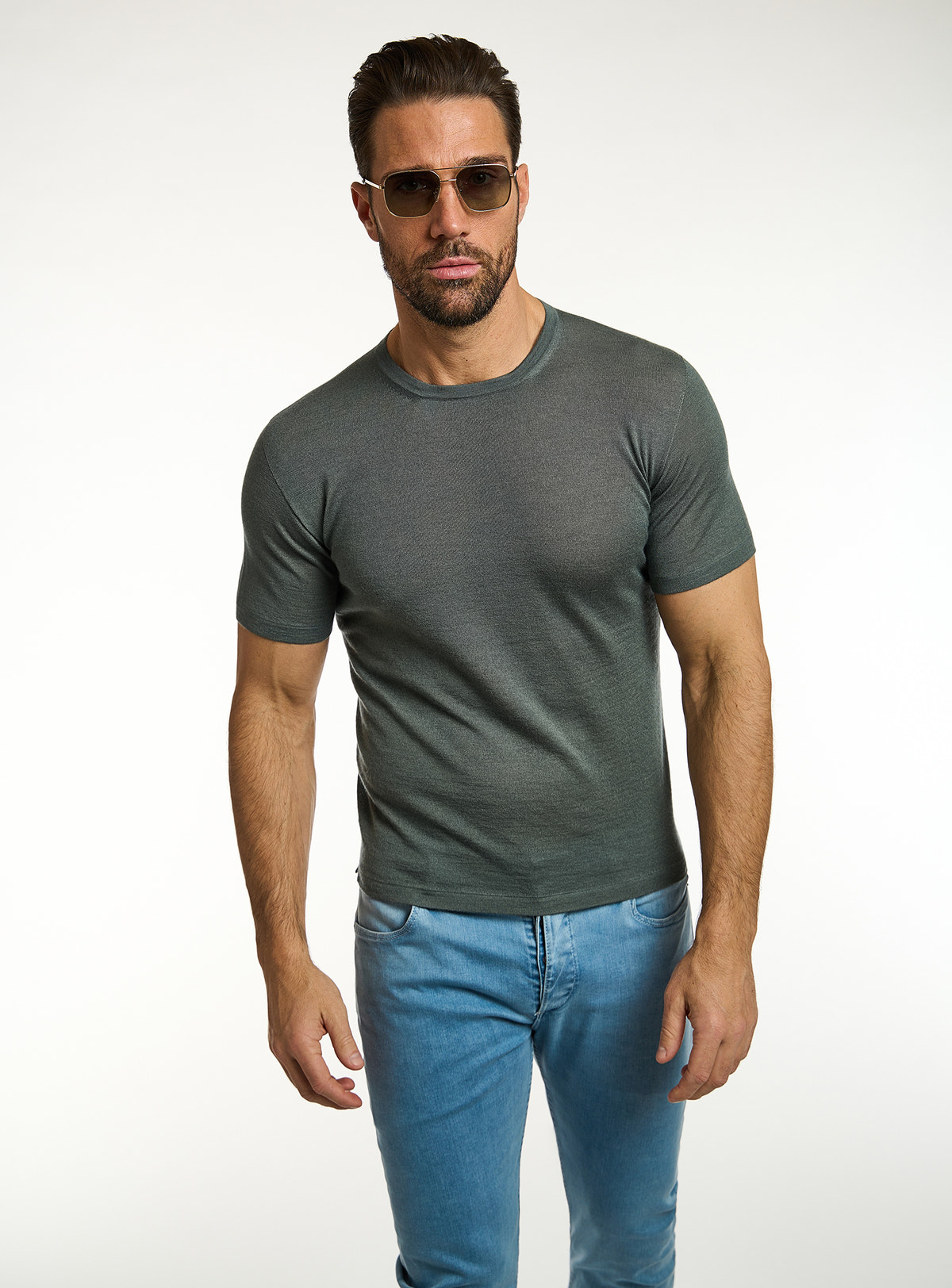 Consiglieri: dark green crew-neck T-shirt with blue jeans