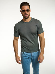 Consiglieri: dark green crew-neck T-shirt with blue jeans