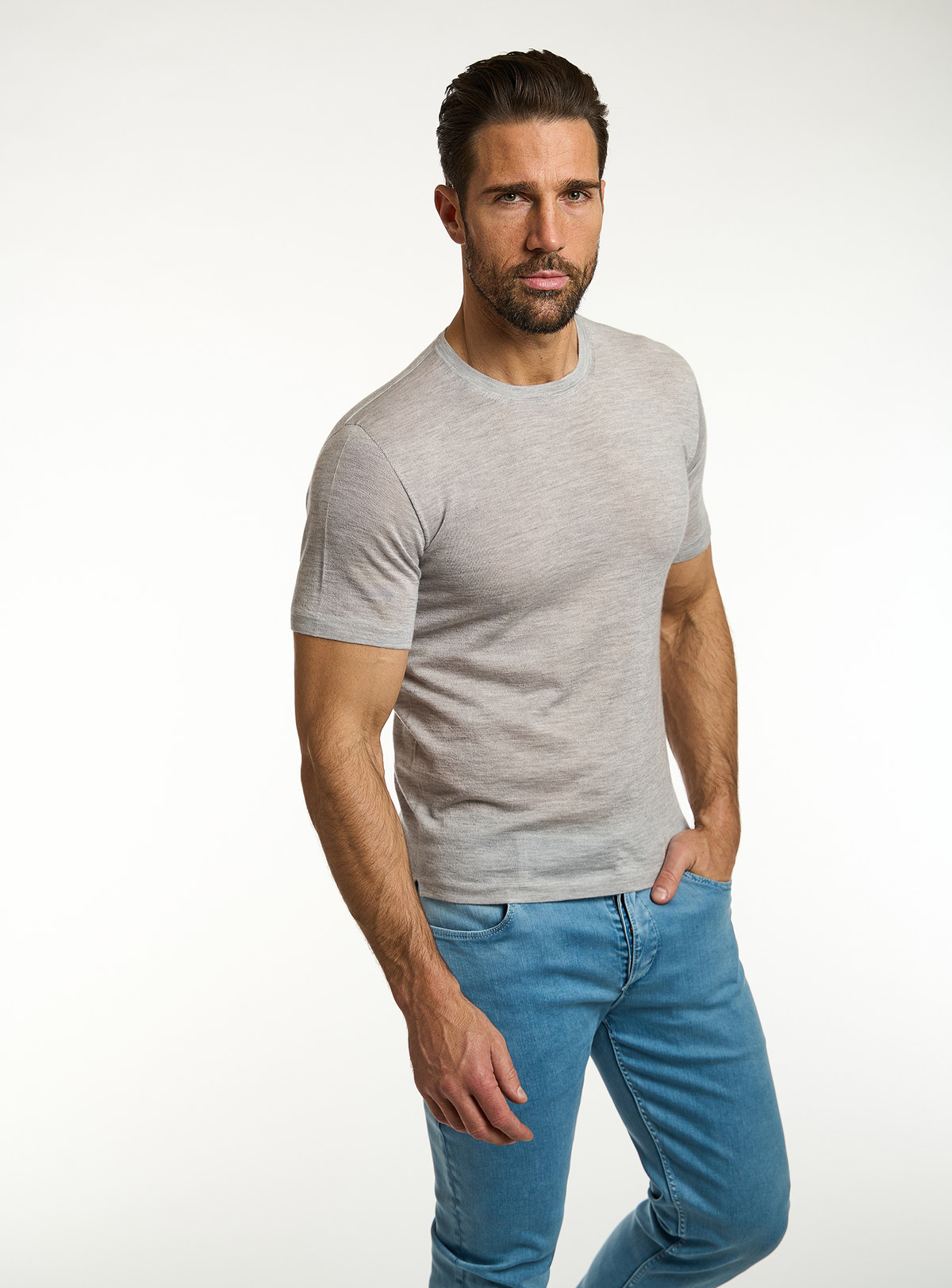 Consiglieri: light grey crew-neck T-shirt with blue jeans
