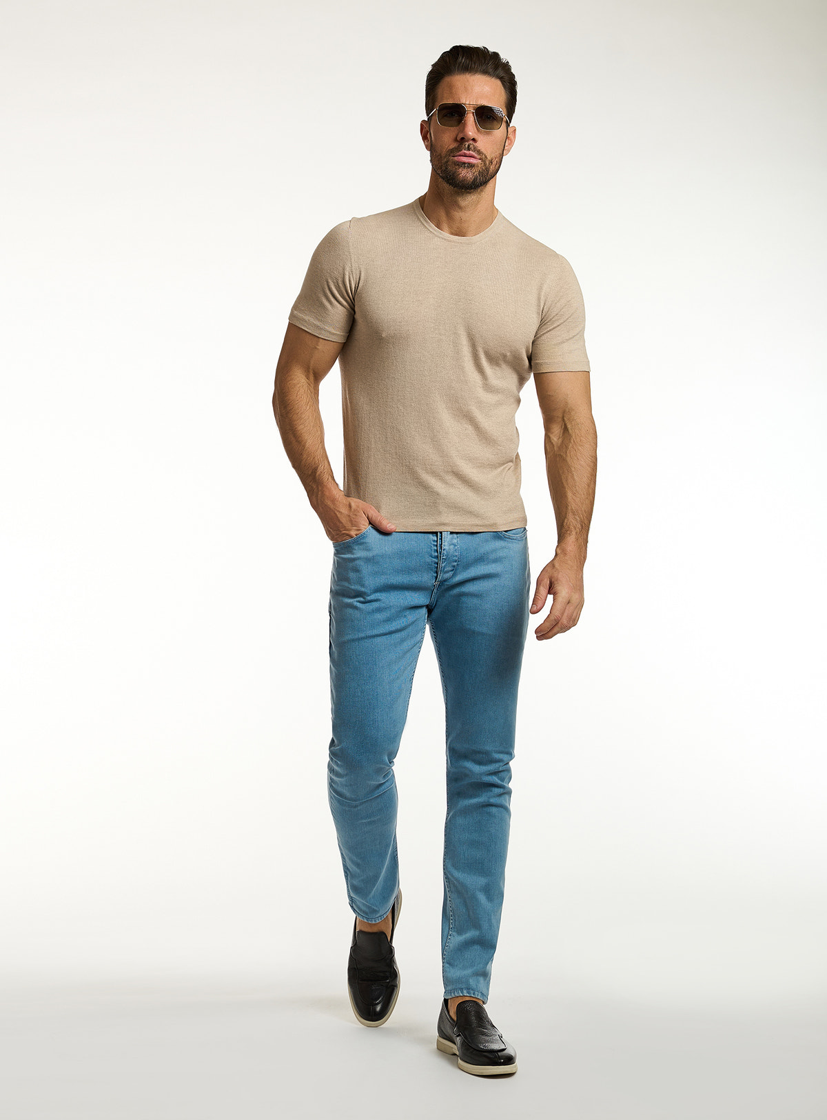 Consiglieri: beige crew-neck T-shirt with blue jeans