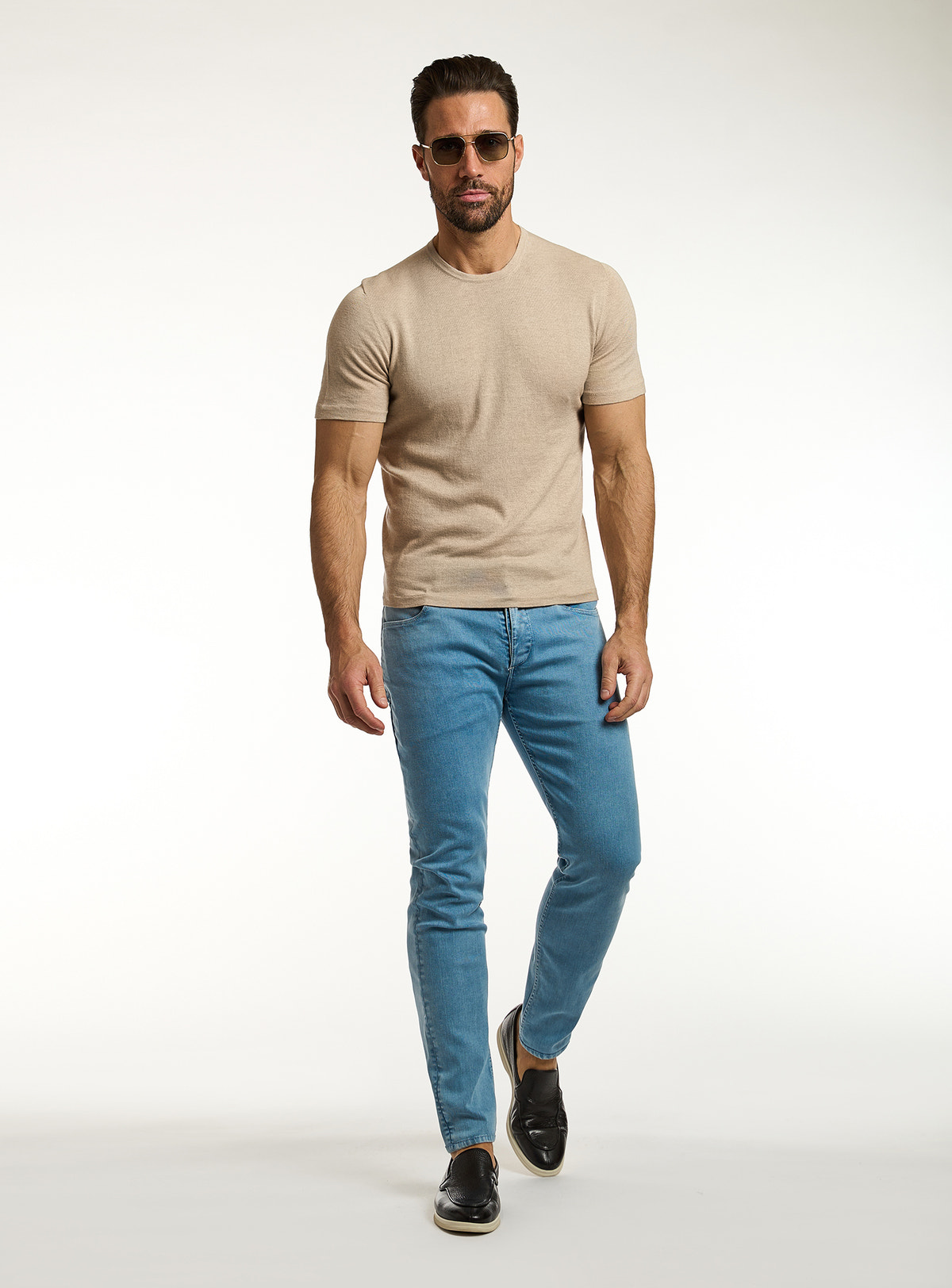 Consiglieri: beige crew-neck T-shirt with blue jeans