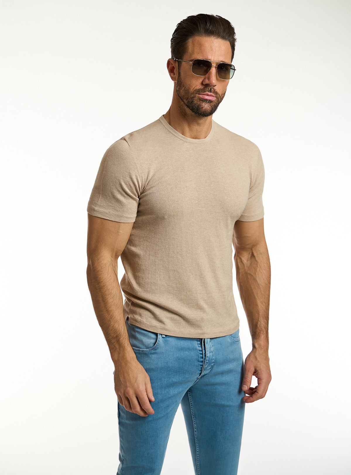 Consiglieri: beige crew-neck T-shirt with blue jeans