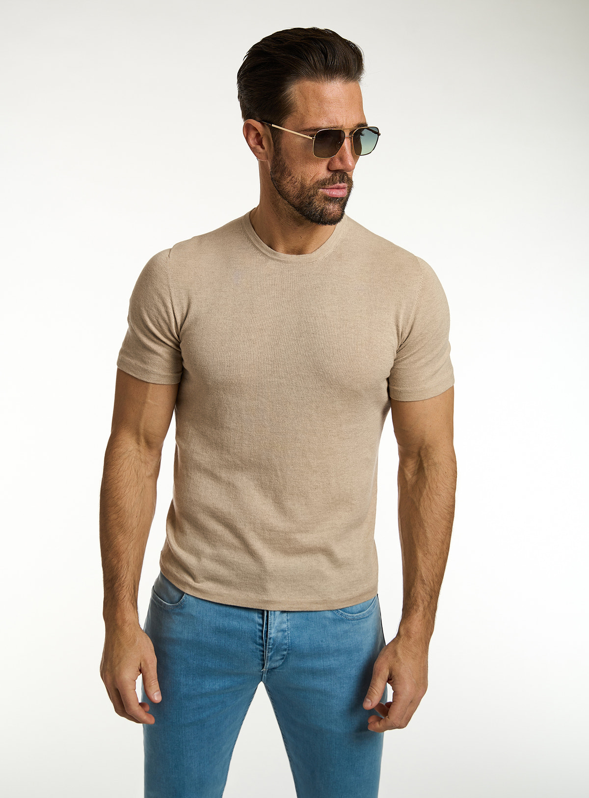 Consiglieri: beige crew-neck T-shirt with blue jeans
