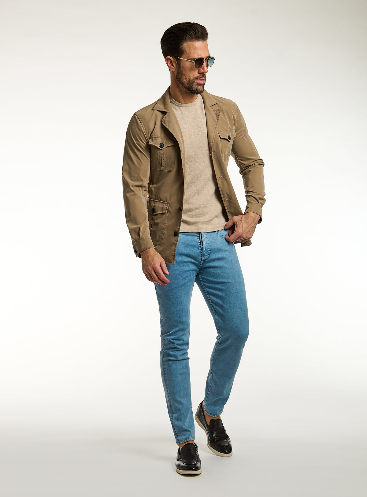 Consiglieri: blue jeans with a camel jacket and beige T-shirt