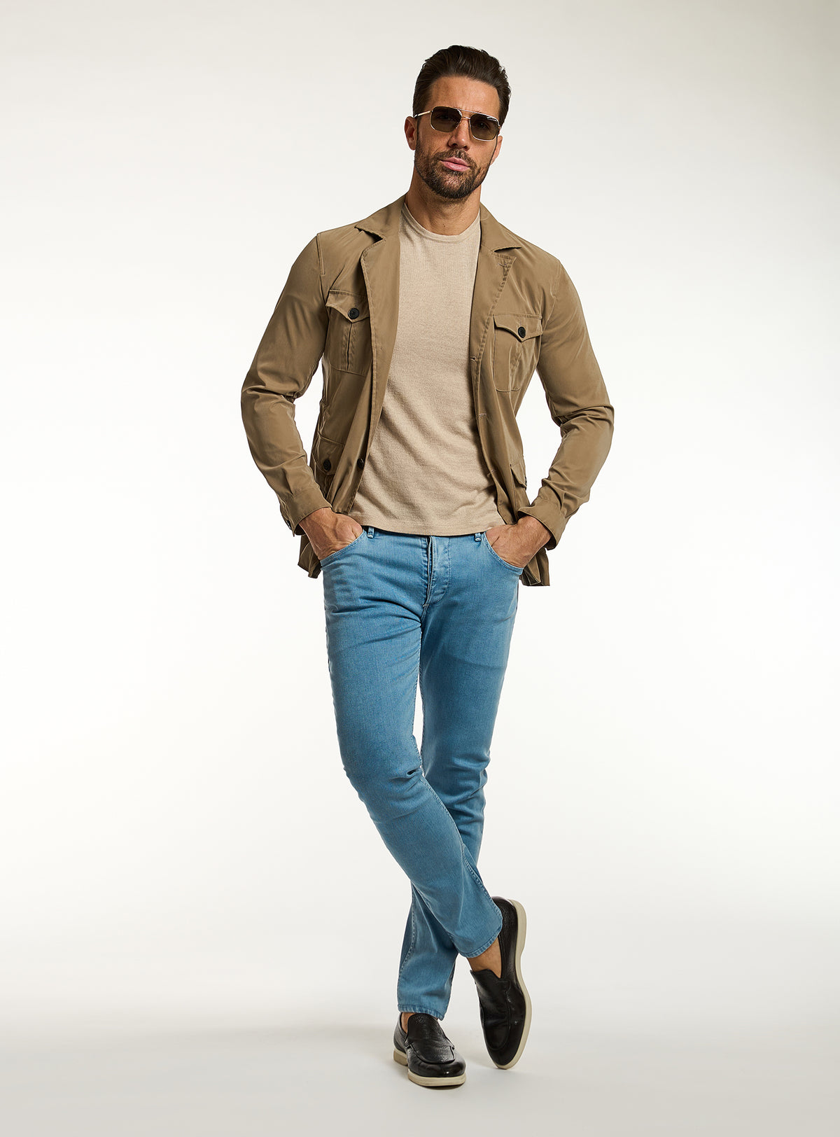 Consiglieri: blue jeans with a camel jacket and beige T-shirt