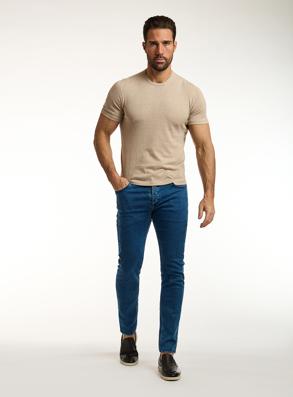 Consiglieri: beige V-neck T-shirt with blue jeans