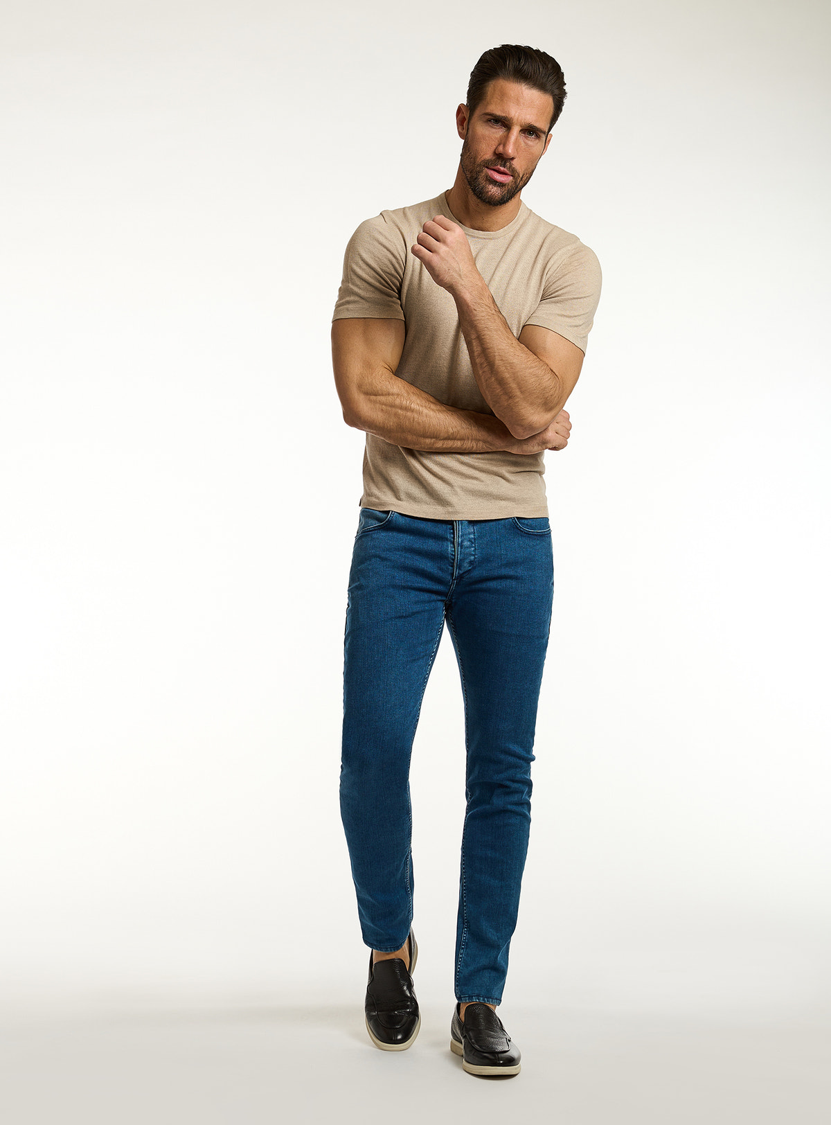 Consiglieri: blue jeans with a beige V-neck T-shirt