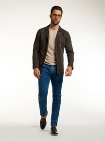Consiglieri: blue jeans with a dark brown jacket and beige T-shirt