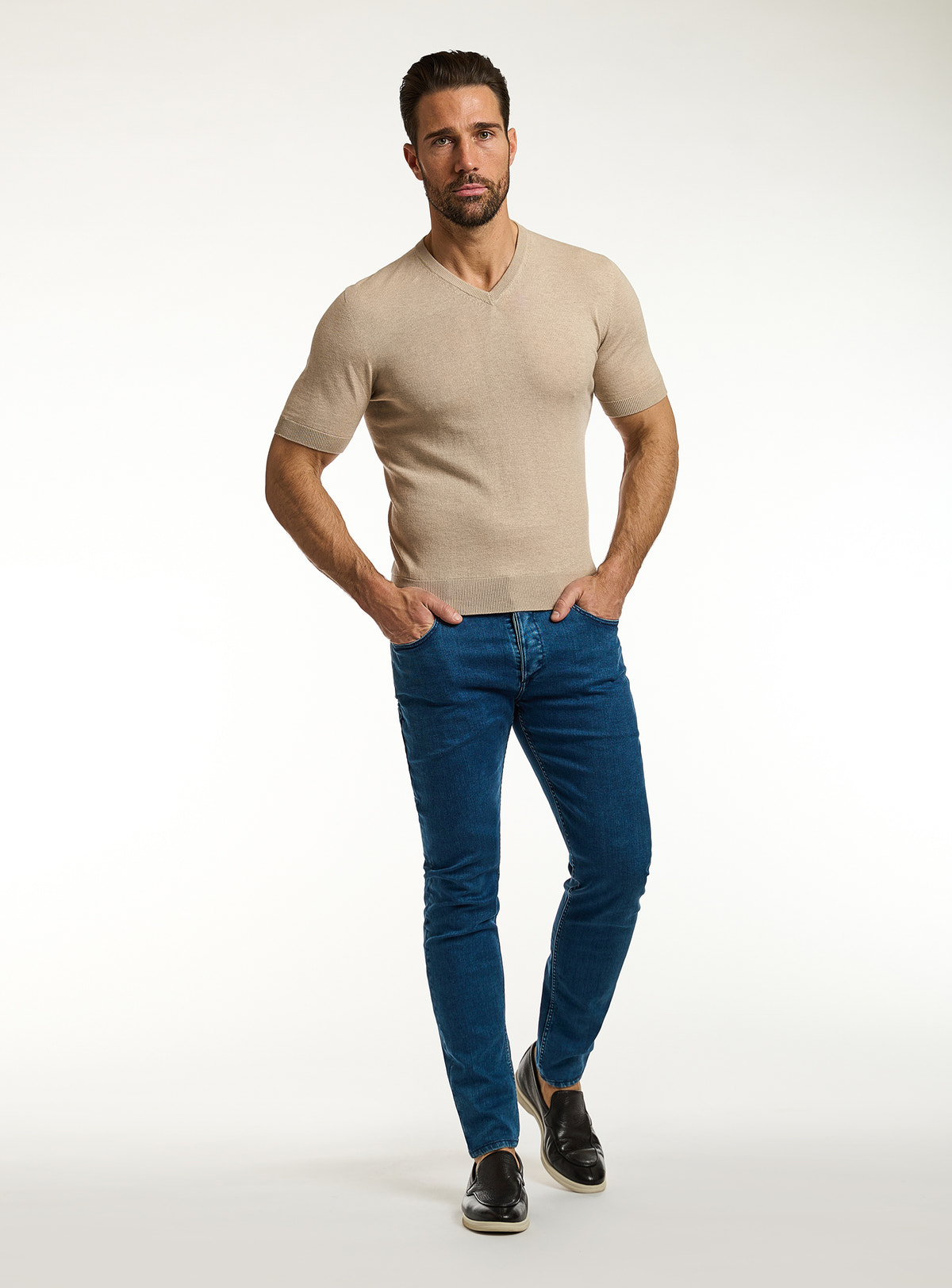 Consiglieri: beige V-neck T-shirt with blue jeans