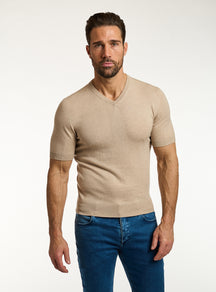 Consiglieri: beige V-neck T-shirt with blue jeans