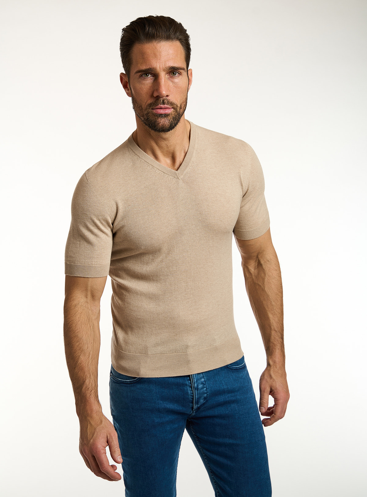 Consiglieri: beige V-neck T-shirt with blue jeans