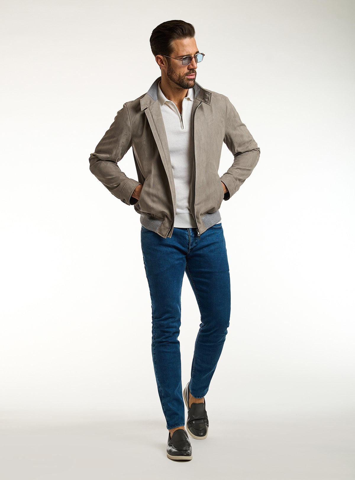 Consiglieri: blue jeans with a taupe-grey jacket and ivory polo
