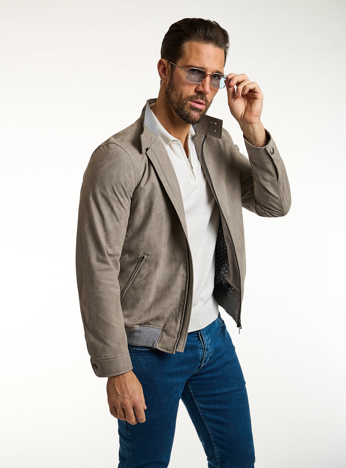 Consiglieri: taupe-grey zip-front jacket with an ivory polo and blue jeans