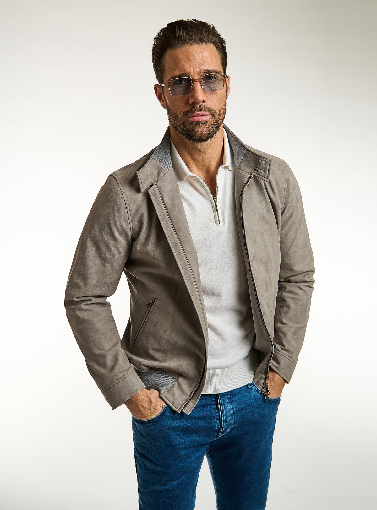 Consiglieri: taupe-grey zip-front jacket with an ivory polo and blue jeans