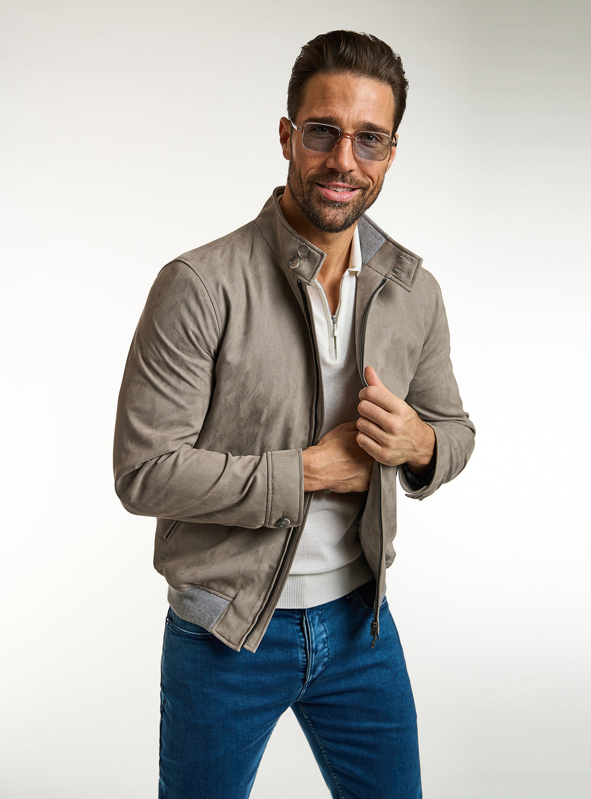 Consiglieri: taupe-grey zip-front jacket with an ivory polo and blue jeans