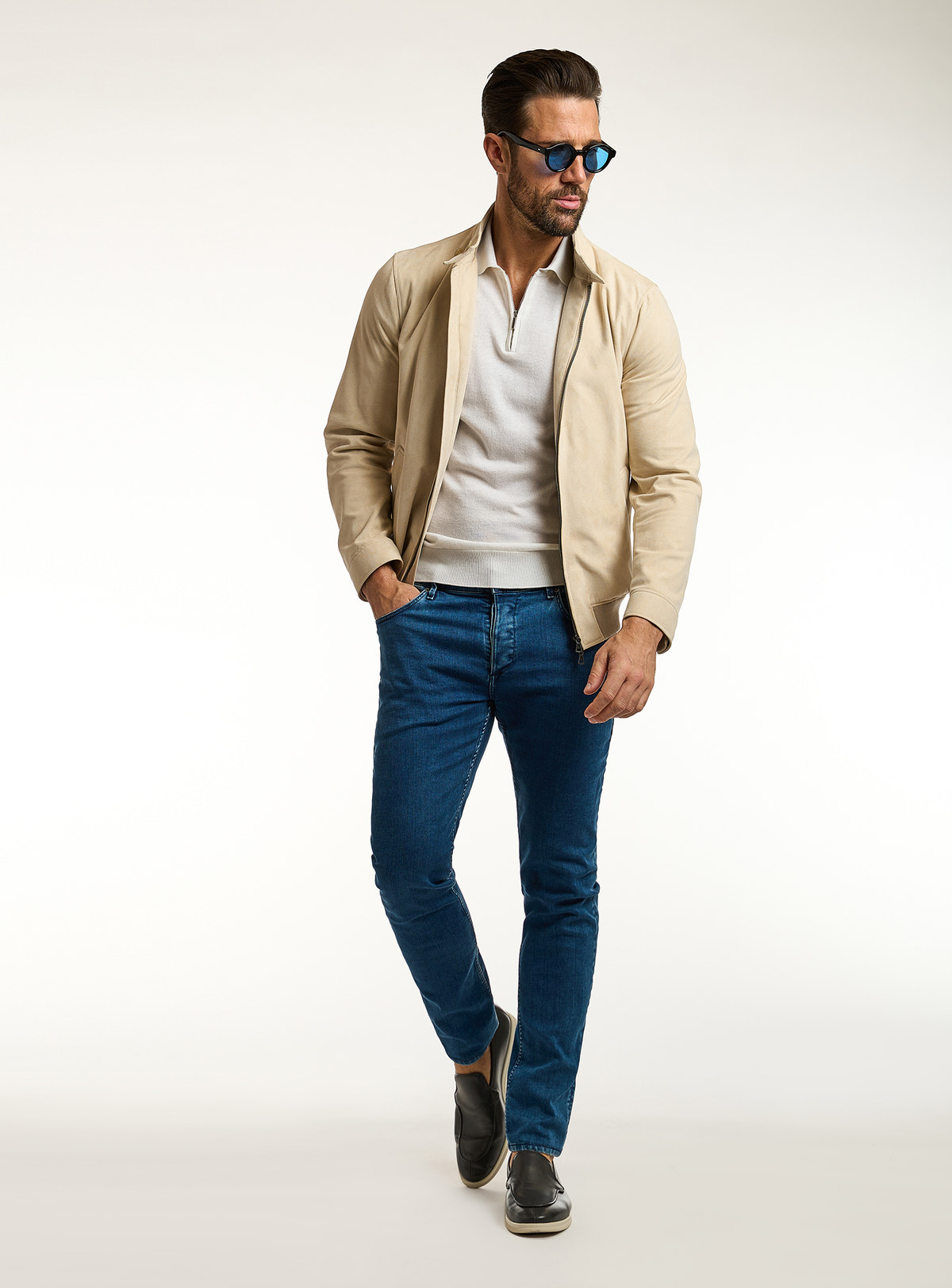 Consiglieri: blue jeans with a cream jacket and ivory polo