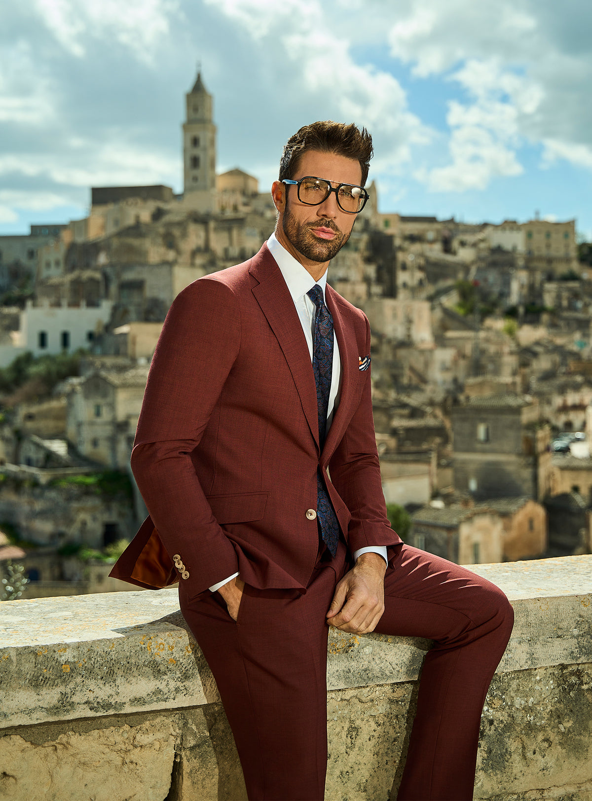 Consiglieri Napoli Luxury: burgundy suit with a white shirt and navy tie