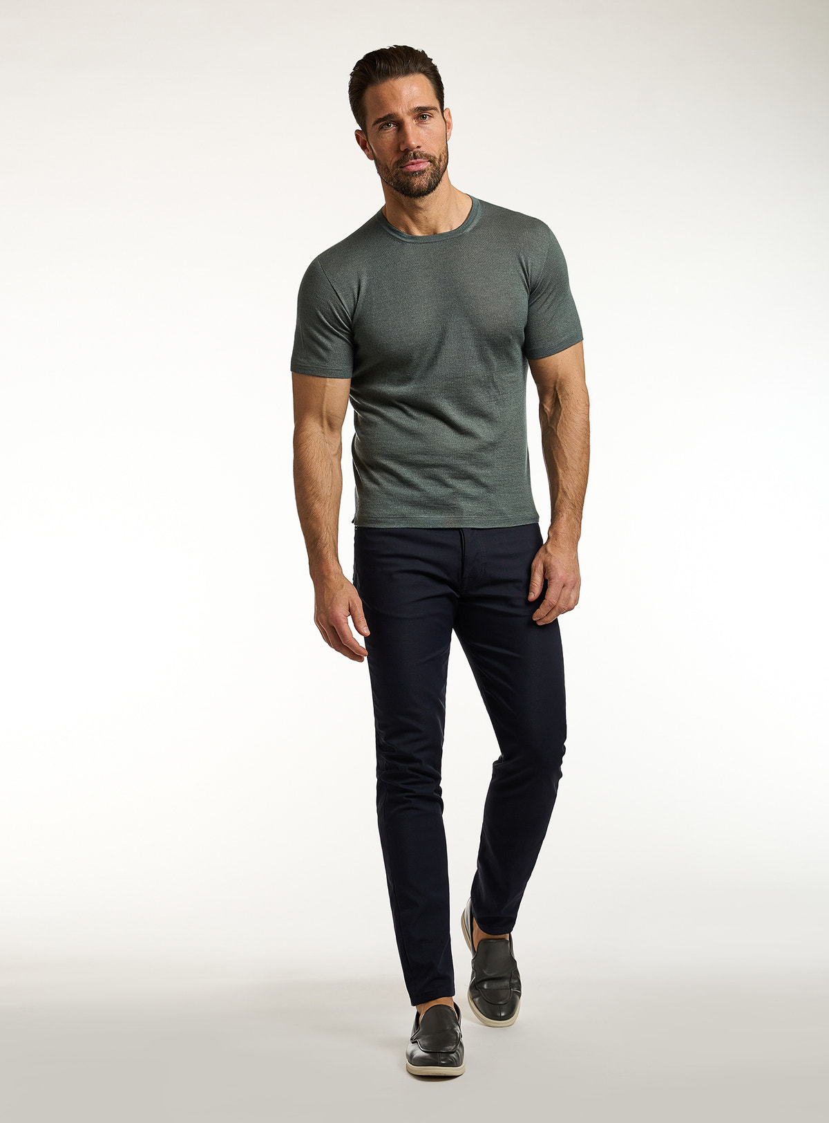 Consiglieri: black jeans with a dark green T-shirt