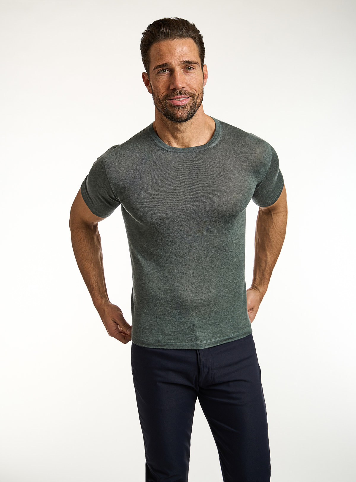Consiglieri: dark green crew-neck T-shirt with navy trousers