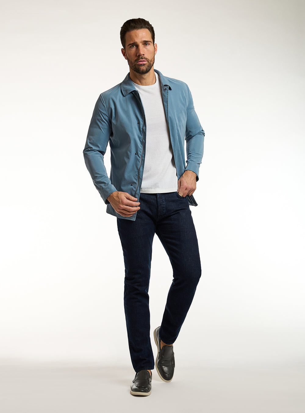 Consiglieri: navy jeans with a blue jacket and white T-shirt