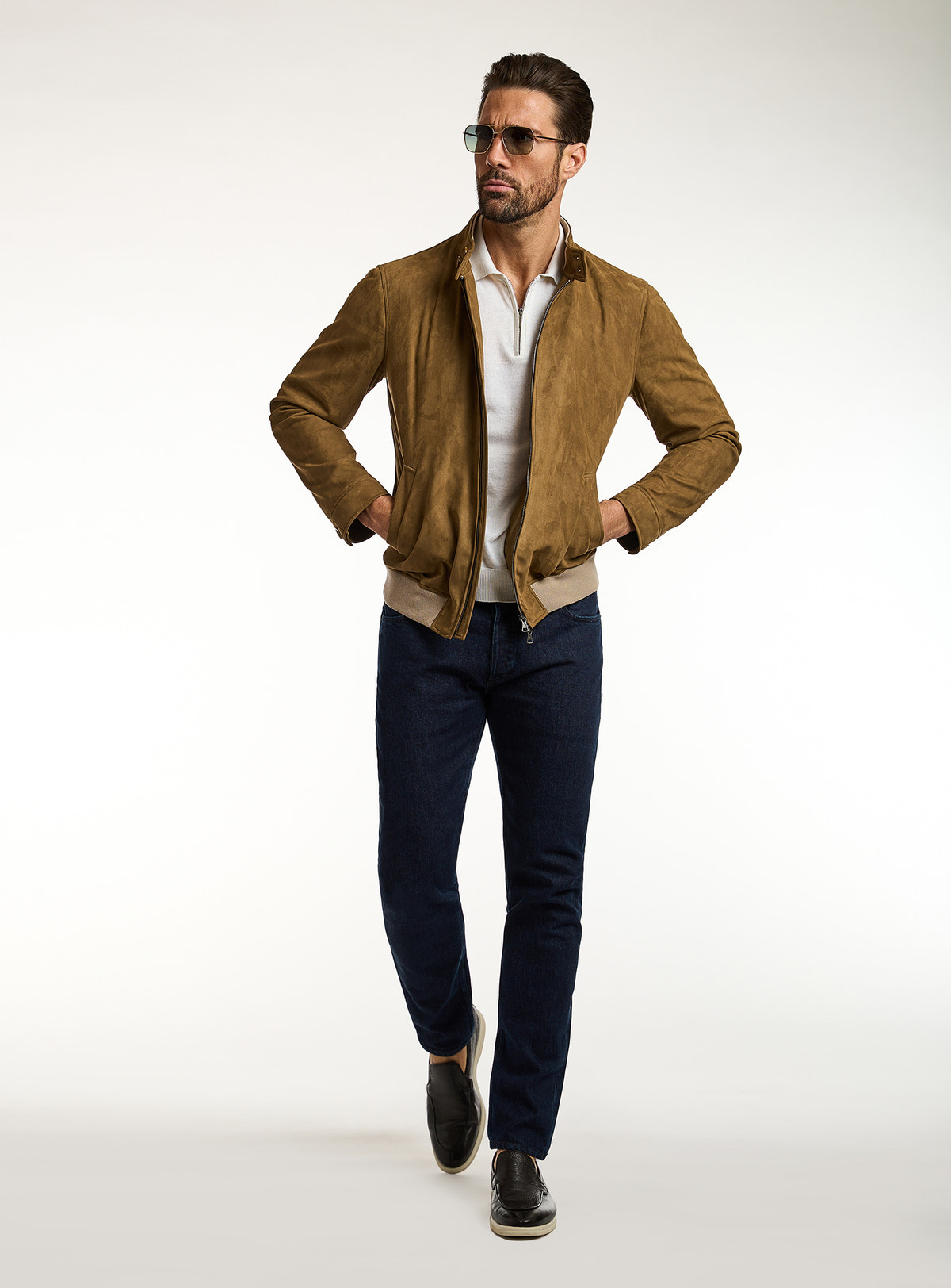Consiglieri: dark jeans with a cognac jacket and ivory polo