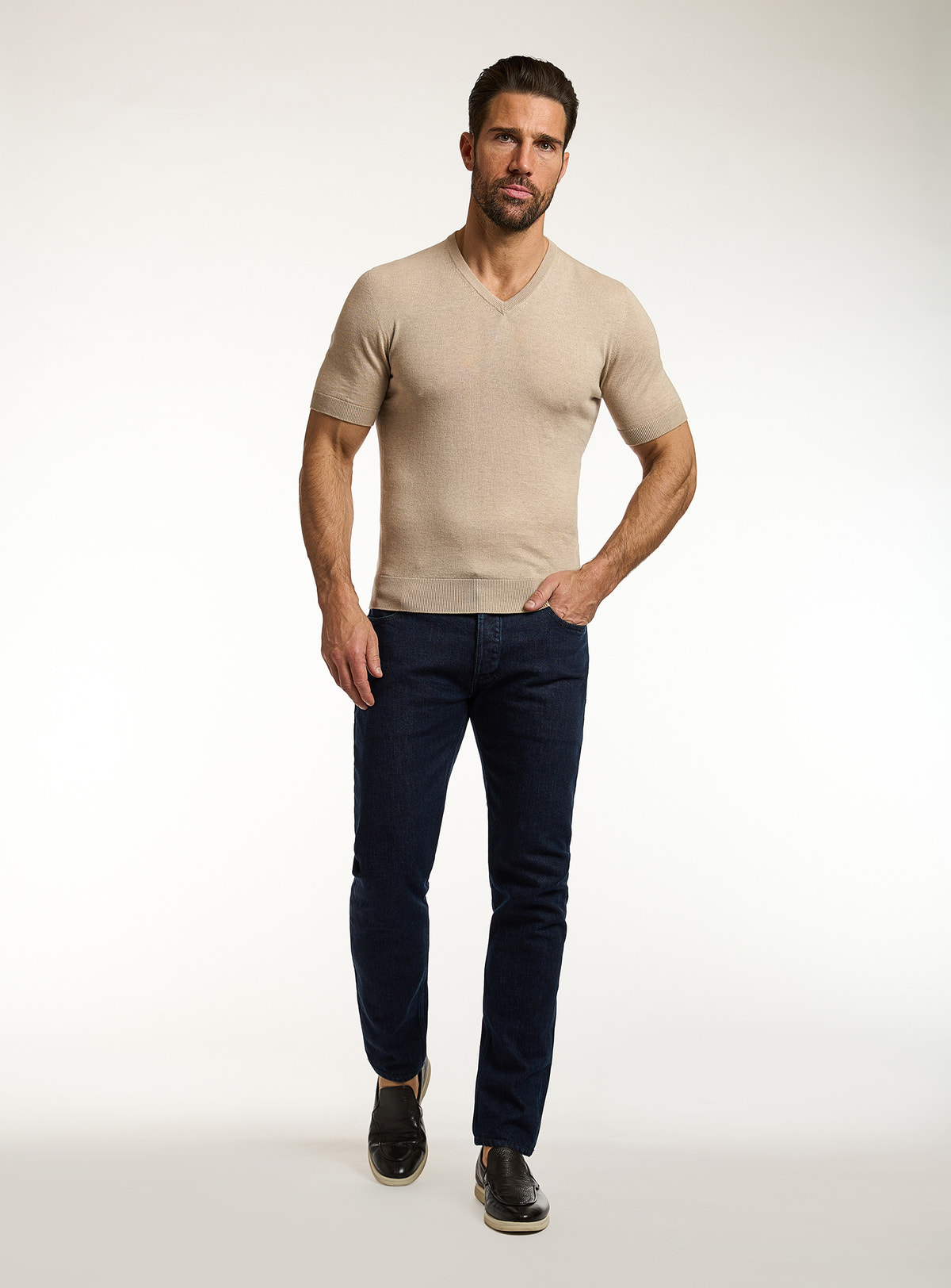 Consiglieri: navy jeans with a beige V-neck T-shirt