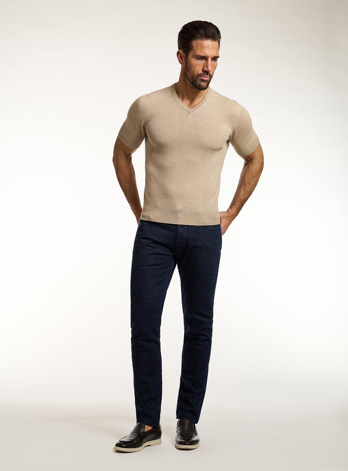 Consiglieri: navy jeans with a beige V-neck T-shirt
