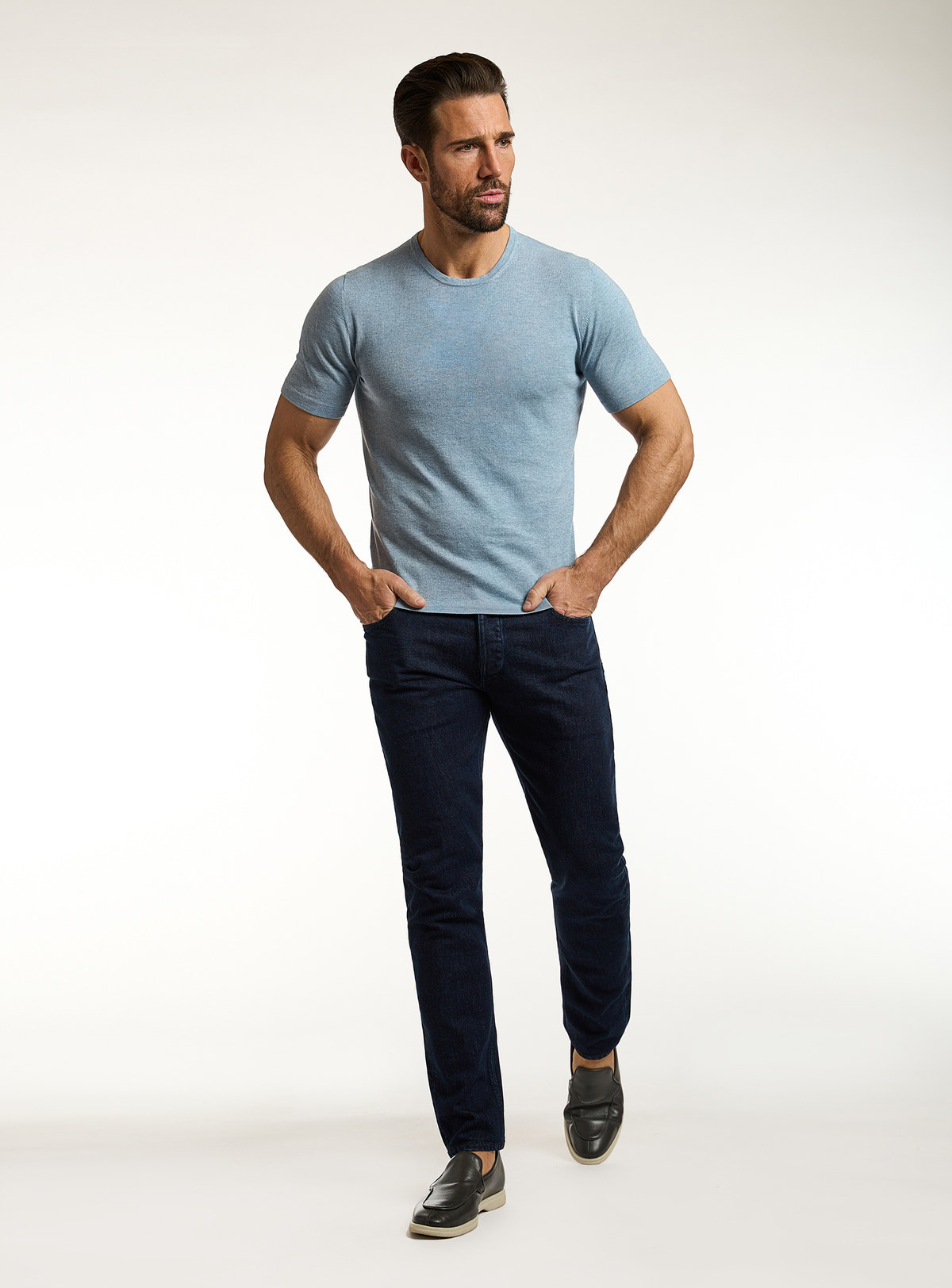 Consiglieri: navy jeans with a light blue T-shirt