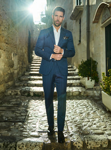 Consiglieri Piacenza Lux: blue suit with peak lapels and a patterned pocket square