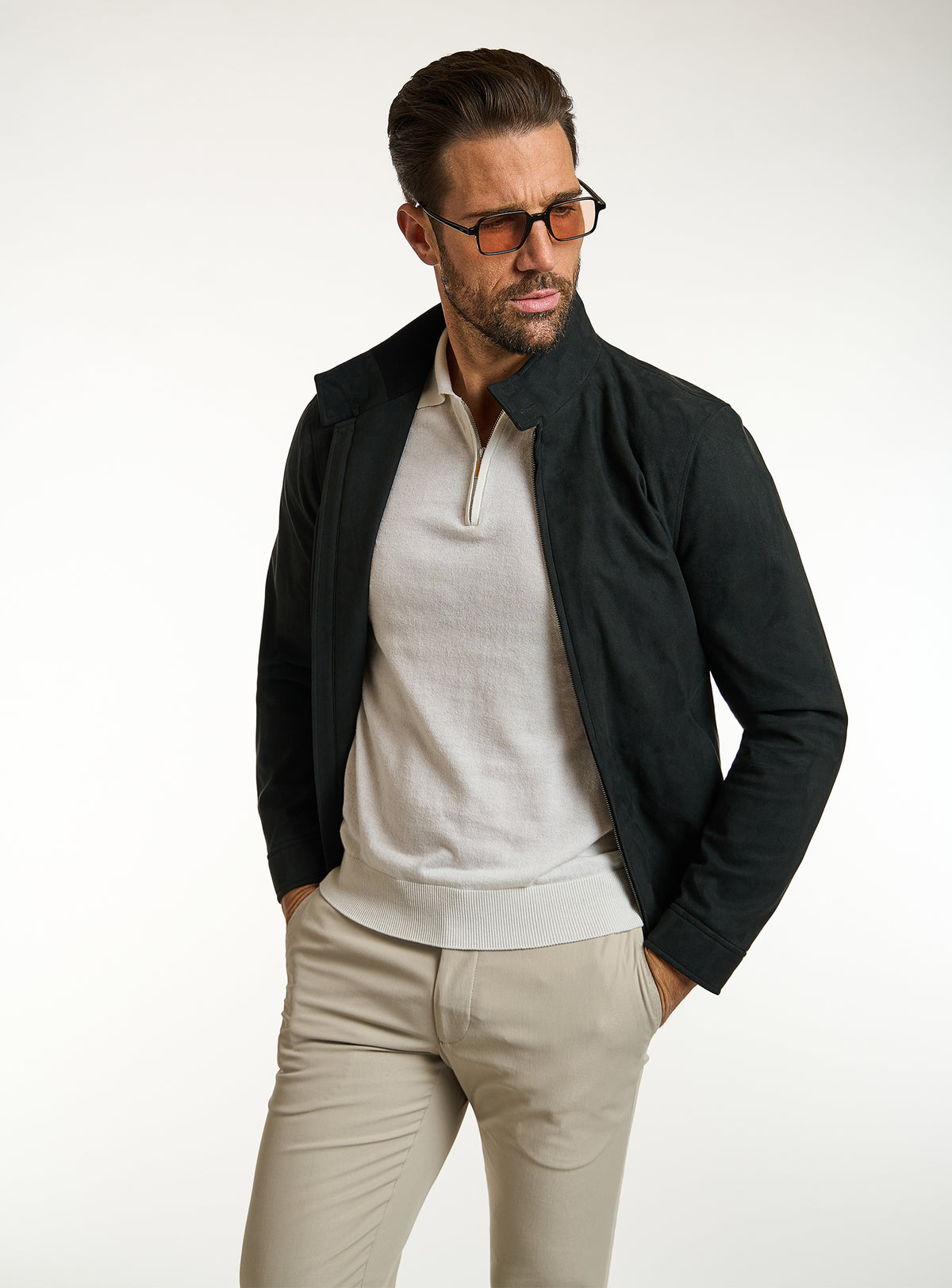 Consiglieri: dark green zip-front jacket with an ivory polo and beige trousers