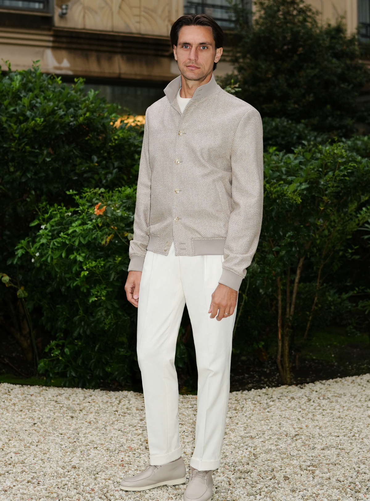 Beige Consiglieri shirt worn with white trousers in a relaxed look