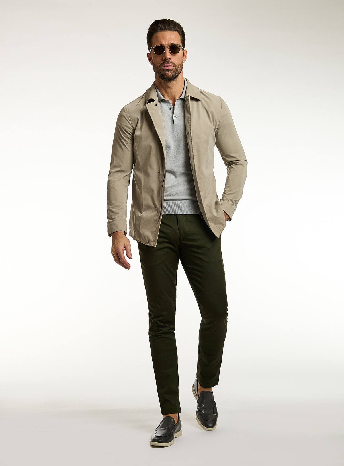 Consiglieri: green chinos with a beige jacket and grey polo