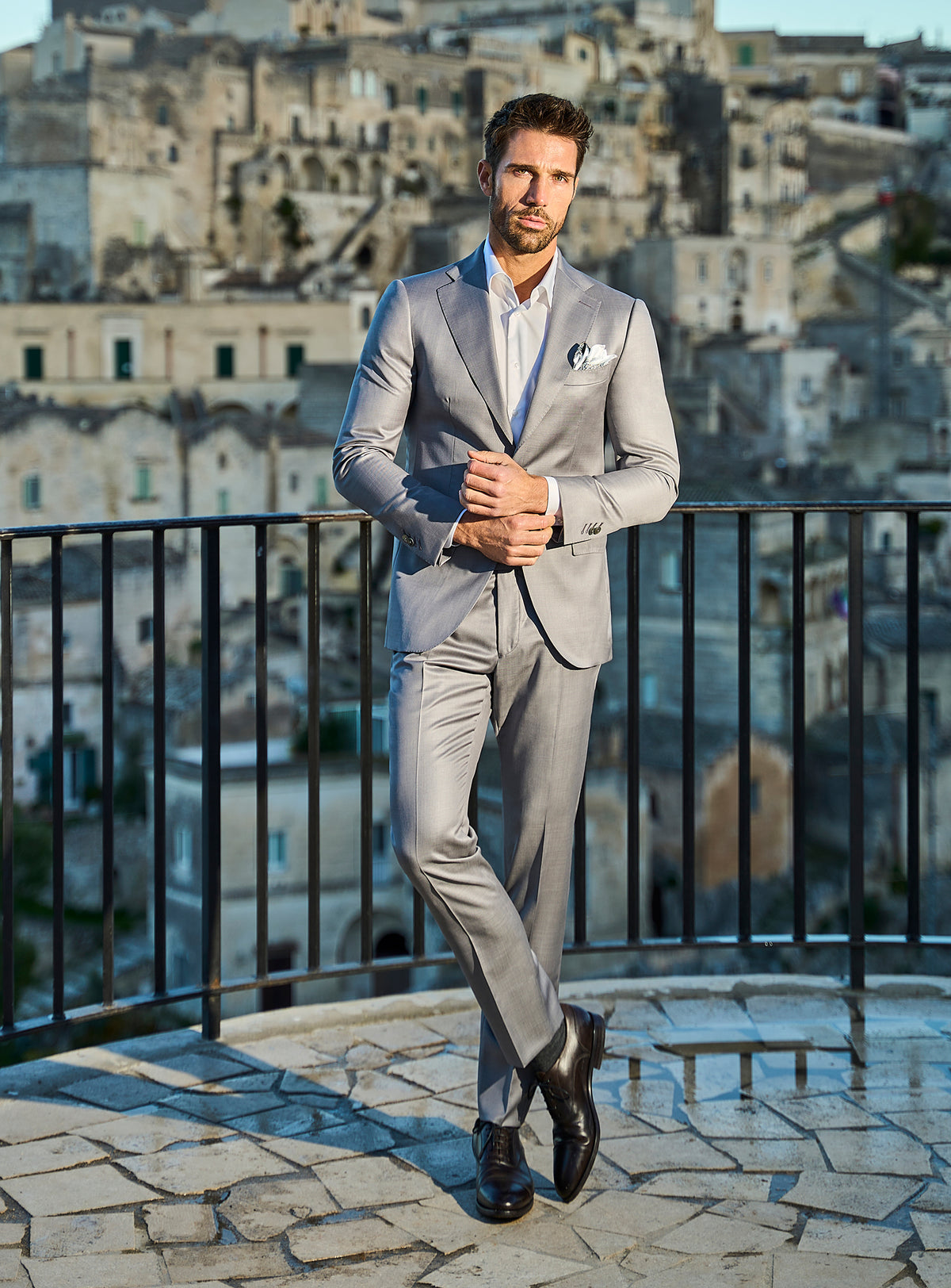 Consiglieri Cosenza Prestige: grey suit with peak lapels and a white shirt