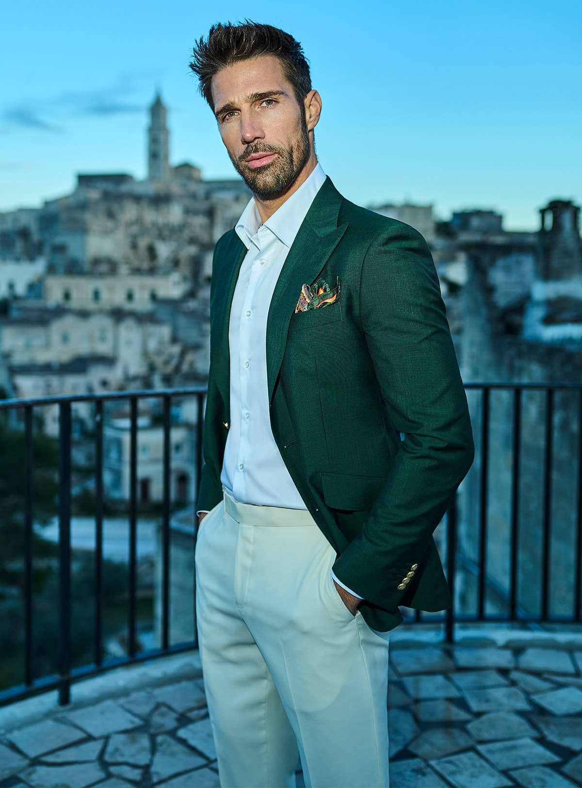 Consiglieri Venezia Vogue: dark green jacket with a white shirt and light trousers