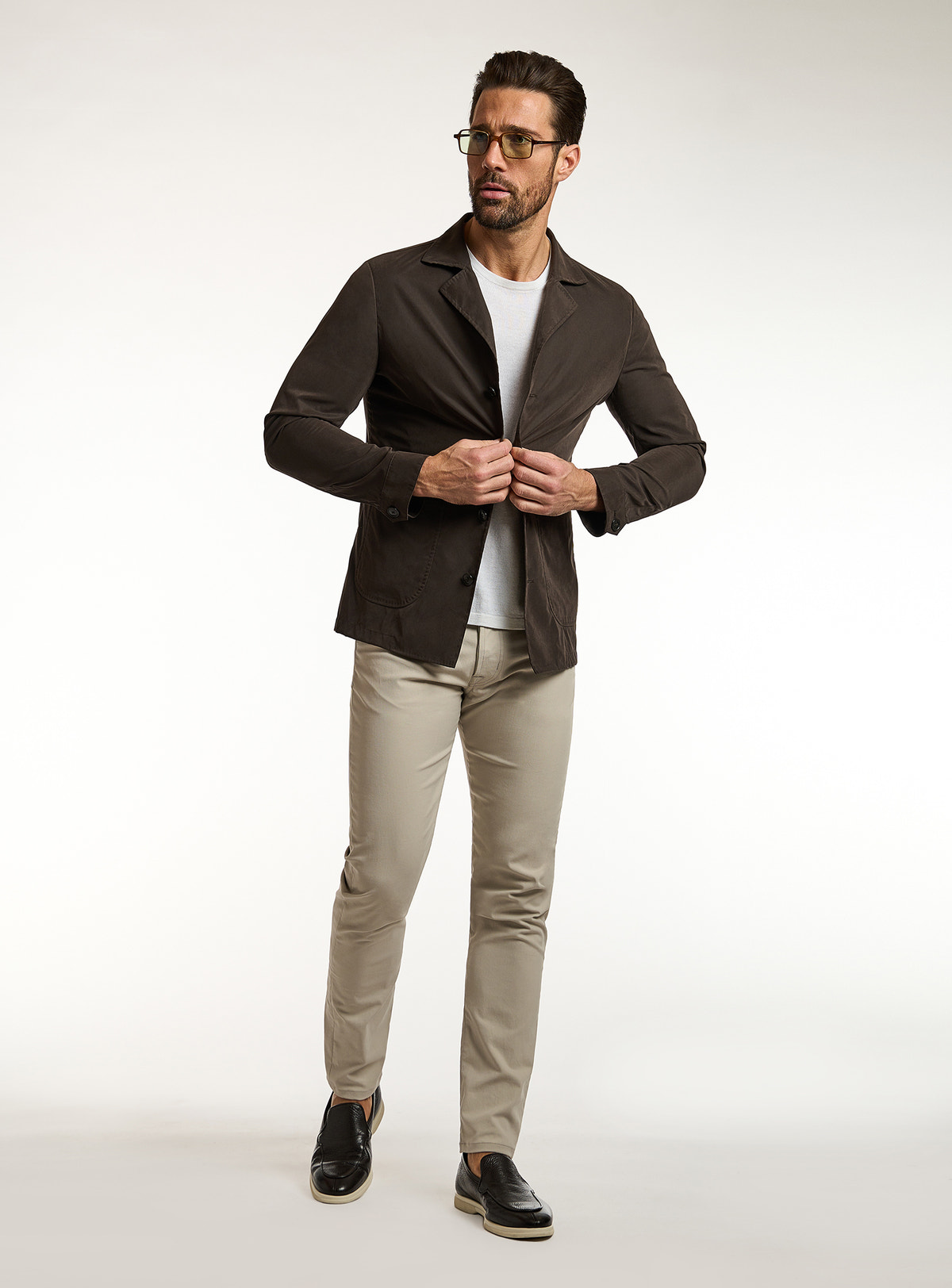 Consiglieri: dark brown lapel jacket with a white T-shirt and beige trousers