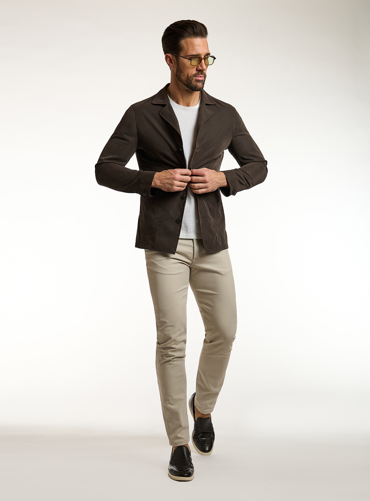 Consiglieri: dark brown lapel jacket with a white T-shirt and beige trousers