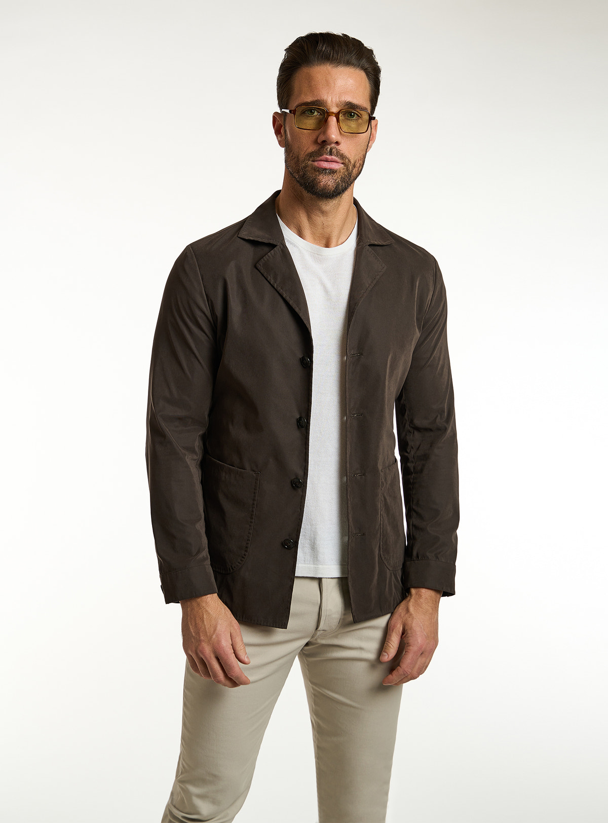 Consiglieri: dark brown lapel jacket with a white T-shirt and beige trousers